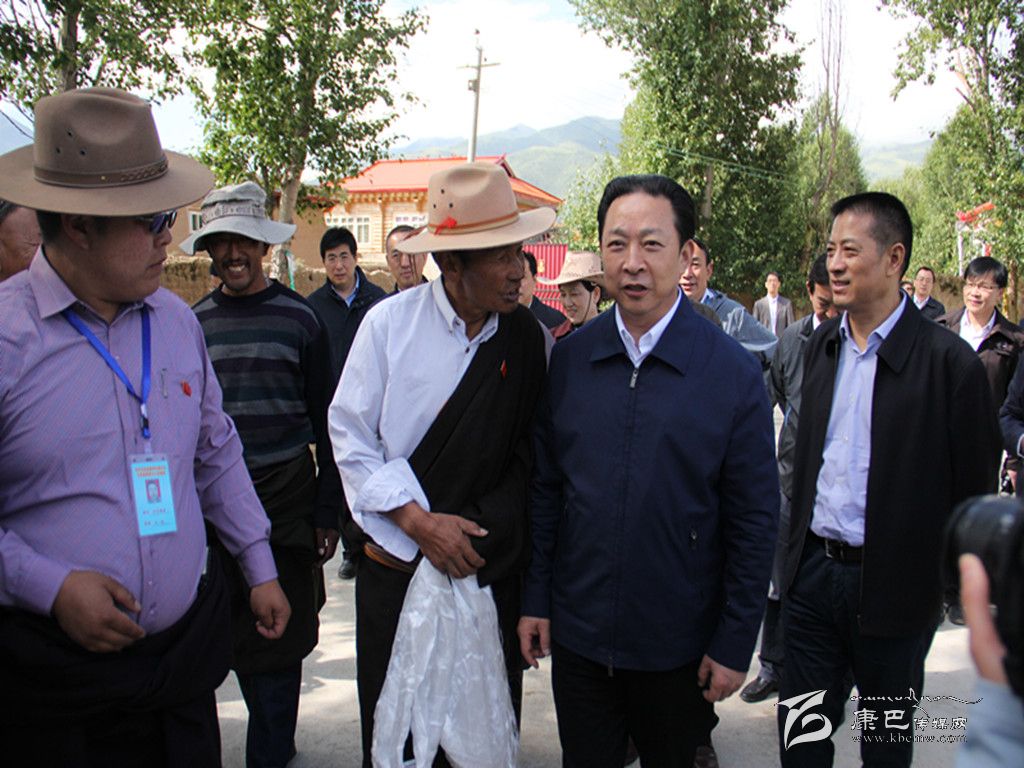 黃新初在甘孜縣調(diào)研指導(dǎo)扶貧開發(fā)工作、慰問對口支援我州的干部人才代表掠影