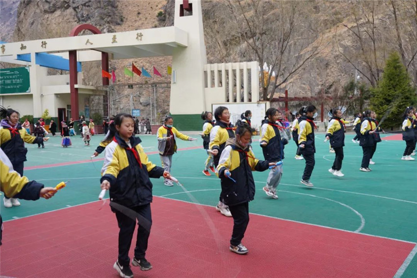 六年級(jí)的同學(xué)們.jpg 六年級(jí)的同學(xué)們.jpg