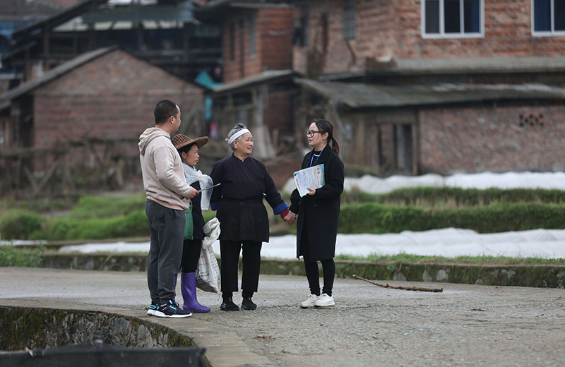 2022年3月24日，在廣西柳州市三江侗族自治縣良口鄉(xiāng)南寨村，紀(jì)檢監(jiān)察干部（右一、左一）在了解惠農(nóng)政策落實(shí)情況。