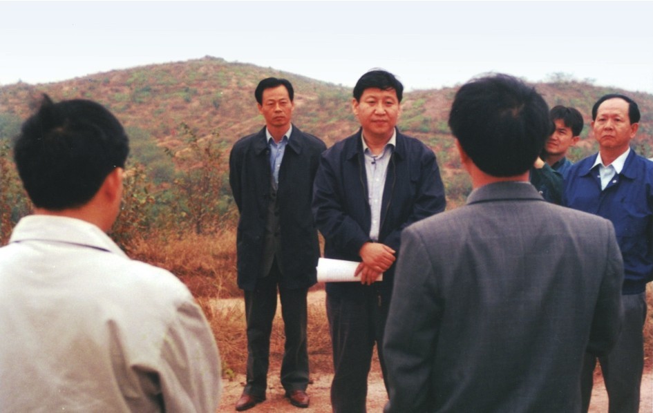 1999年11月，習(xí)近平在龍巖市長汀縣河田水土流失治理區(qū)調(diào)研。圖源：《習(xí)近平在福建（下）》