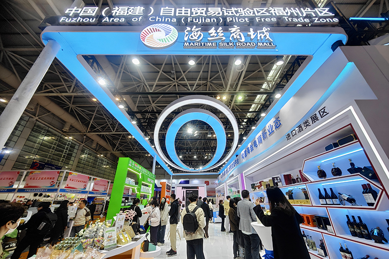 2024年3月18日，第四屆中國(guó)跨境電商交易會(huì)在福建福州開(kāi)幕。展會(huì)聚焦“鏈接跨境全流域 共建電商新生態(tài)”，集聚全國(guó)80余個(gè)外貿(mào)產(chǎn)業(yè)帶的上千家供應(yīng)鏈企業(yè)。