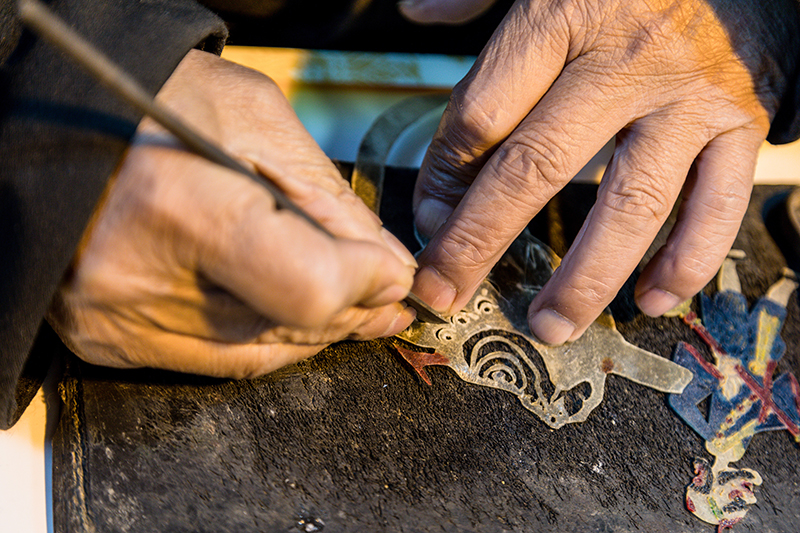 皮影非遺傳承人正在制作皮影。