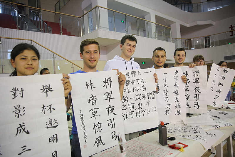 2017年6月5日，來自青島大學(xué)和中國石油大學(xué)（華東）的外國留學(xué)生在展示剛剛現(xiàn)場完成的書法作品。