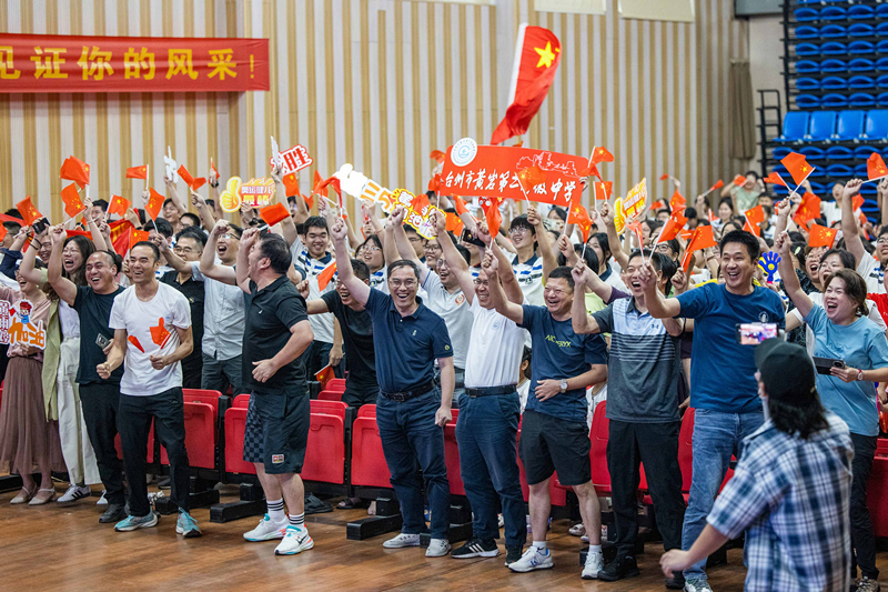 北京時(shí)間7月27日，2024年巴黎奧運(yùn)會(huì)首個(gè)比賽日，在射擊10米氣步槍混合團(tuán)體比賽中，中國(guó)選手黃雨婷/盛李豪獲得金牌。圖為黃雨婷的母校師生們通過(guò)收看奧運(yùn)直播的方式為她加油助威。