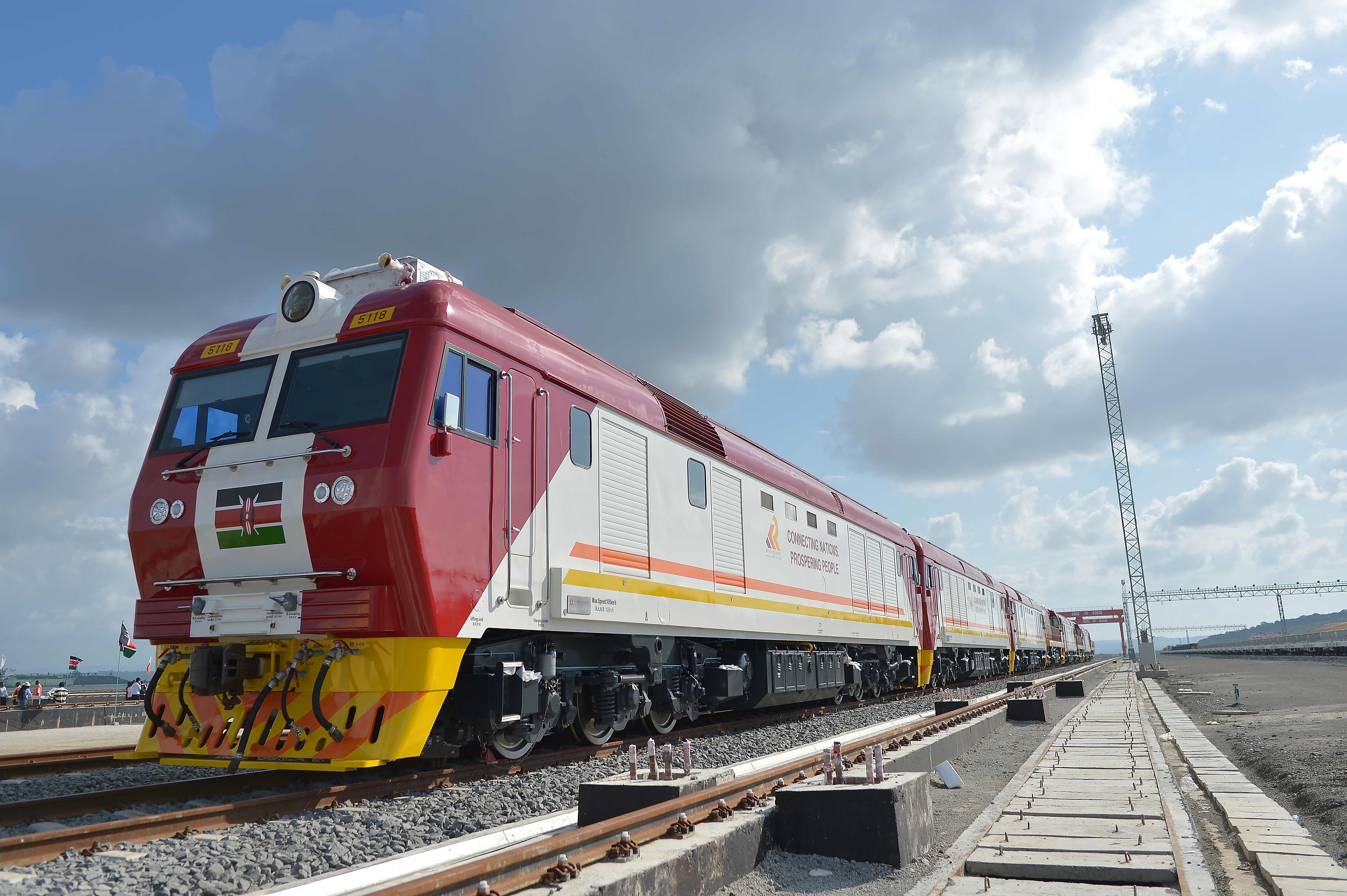 當?shù)貢r間2017年5月30日，肯尼亞蒙巴薩，連接肯尼亞港口城市蒙巴薩和首都內(nèi)羅畢的蒙內(nèi)鐵路正式竣工通車。